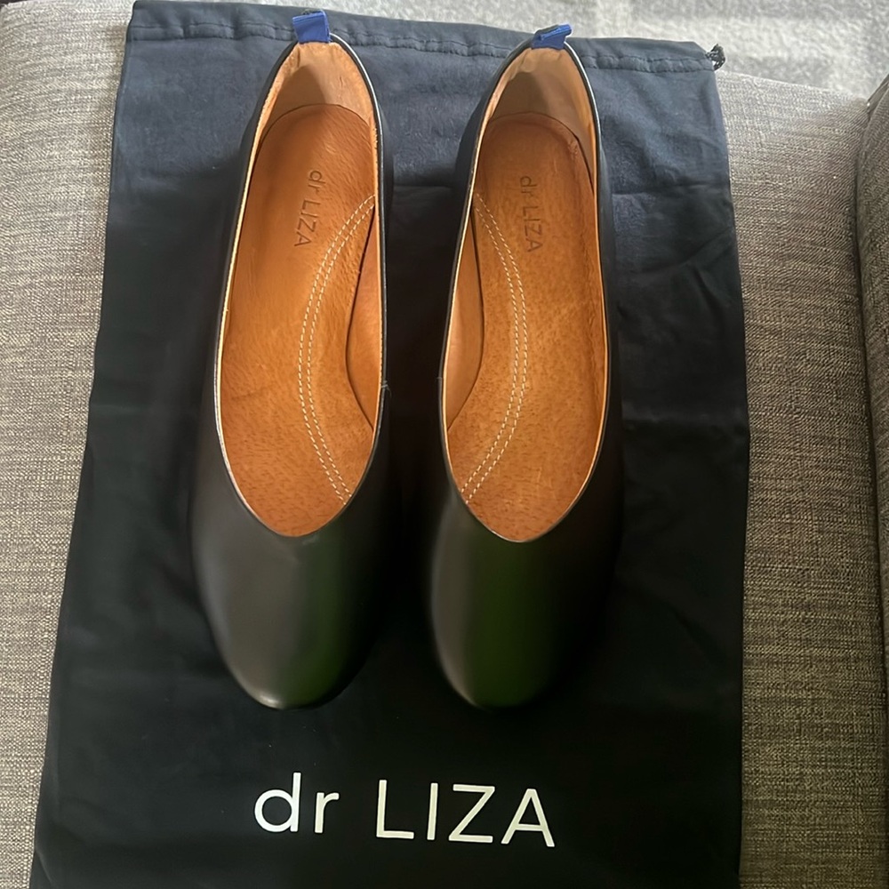 Dr Liza Black flats